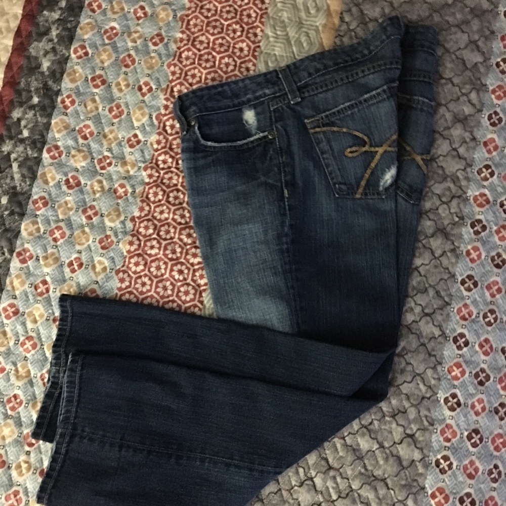 BKE Capris. Size 28 Medium wash